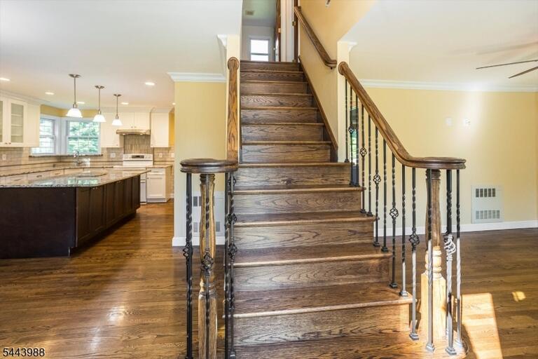 Property listing MLS 4039850 photo 4