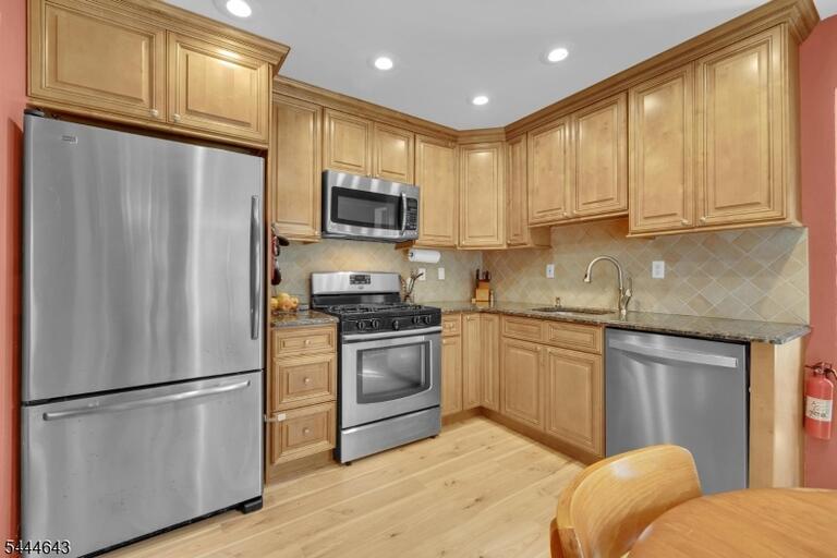 Property listing MLS 4040392 photo 2