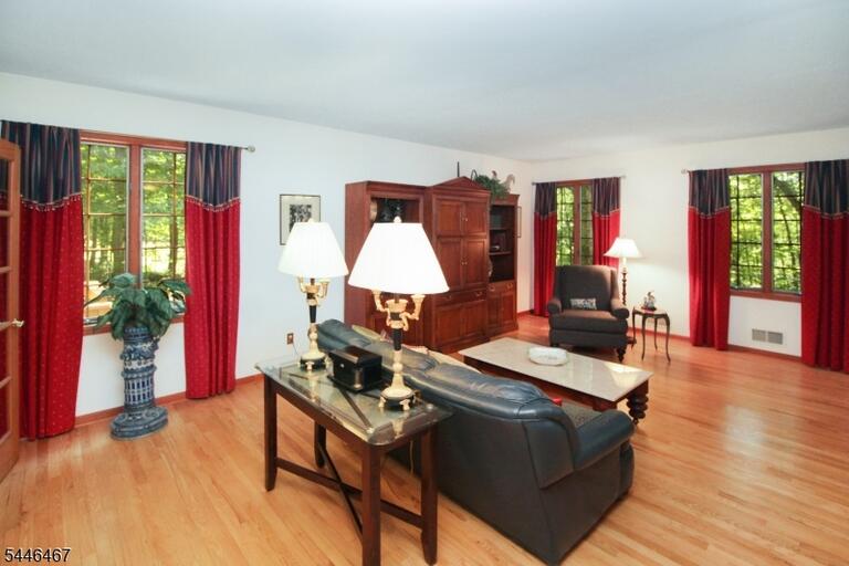 Property listing MLS 4040460 photo 11