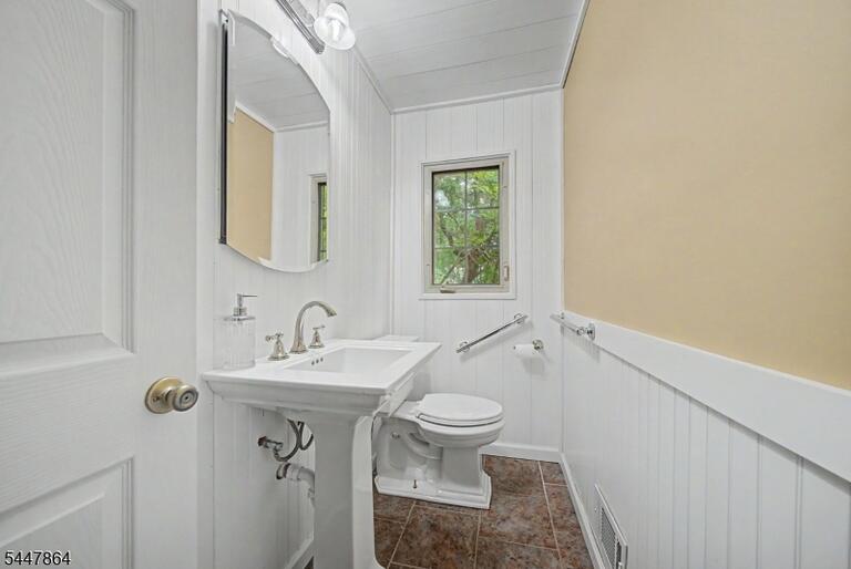 Property listing MLS 4048365 photo 8