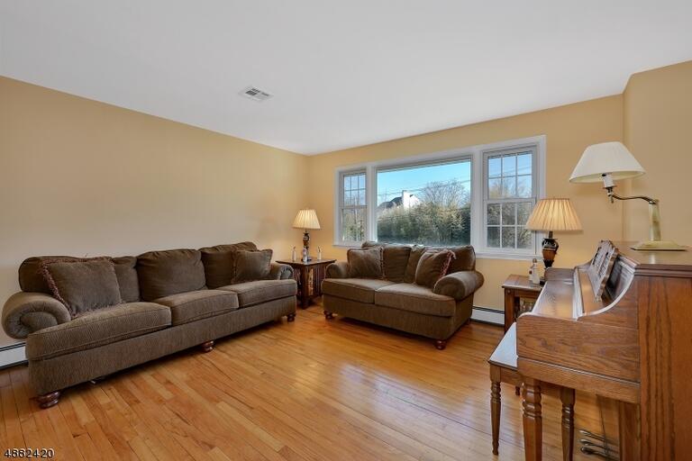 Property listing MLS 4048696 photo 9