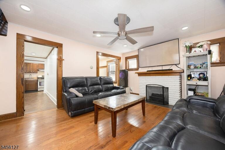 Property listing MLS 4048792 photo 3