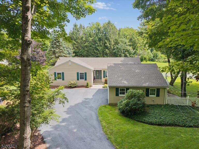 Property listing MLS 4048850 photo 1