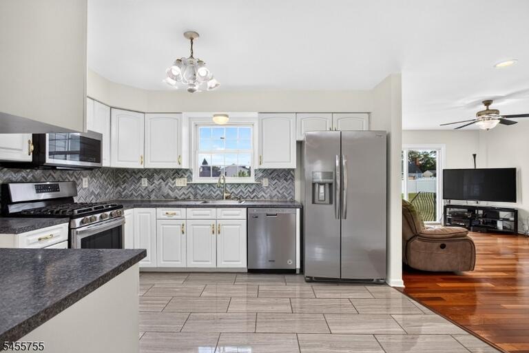 Property listing MLS 4048865 photo 3