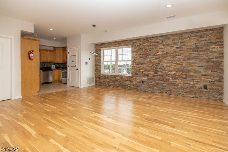 Property listing MLS 4048973 photo 2