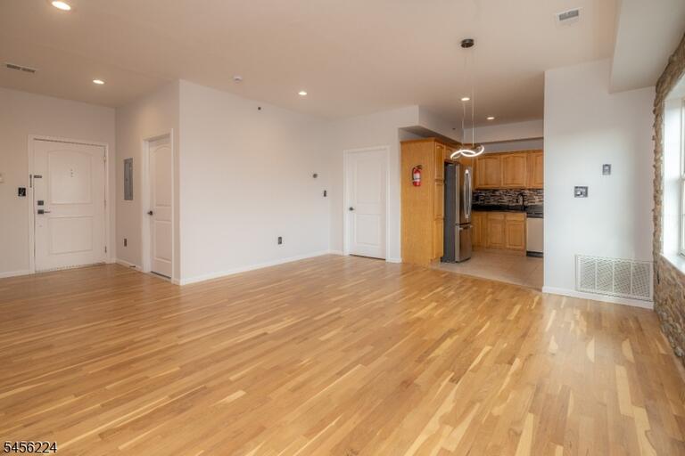 Property listing MLS 4048973 photo 3