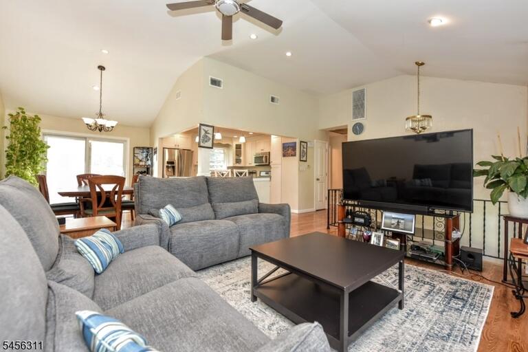 Property listing MLS 4049069 photo 7