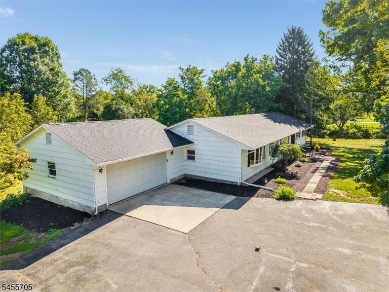 Property listing MLS 4049091 photo 2