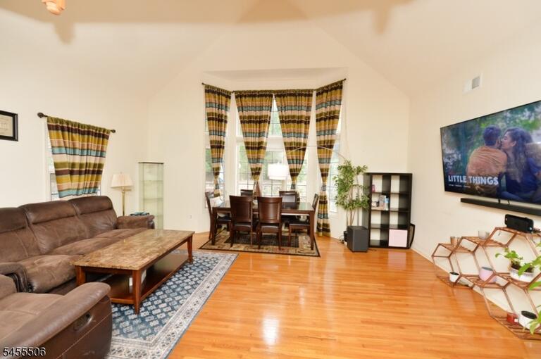 Property listing MLS 4049113 photo 1
