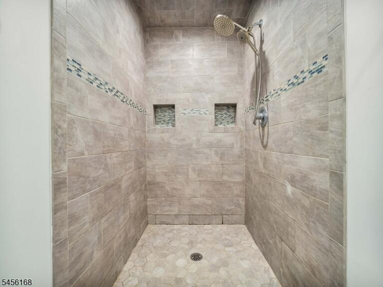 Property listing MLS 4049143 photo 16