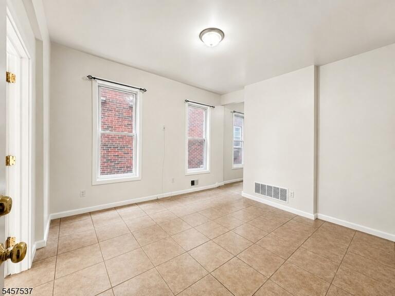 Property listing MLS 4049921 photo 2