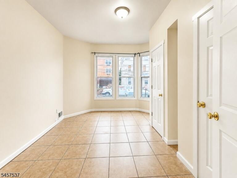 Property listing MLS 4049921 photo 5