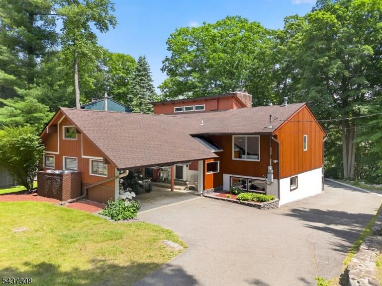 Property listing MLS 4032801 photo 1