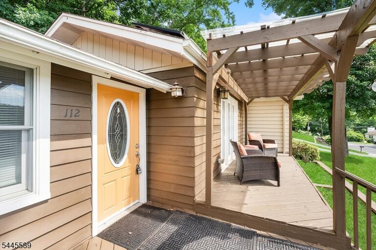 Property listing MLS 4040571 photo 2