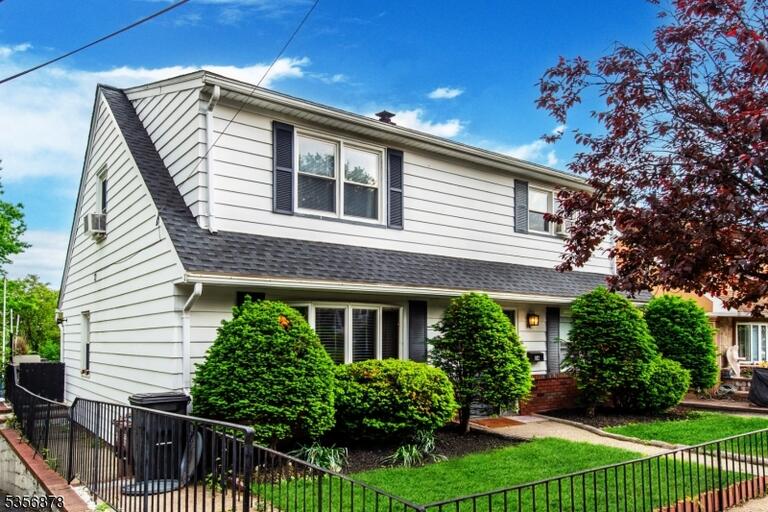 Property listing MLS 4040787 photo 1