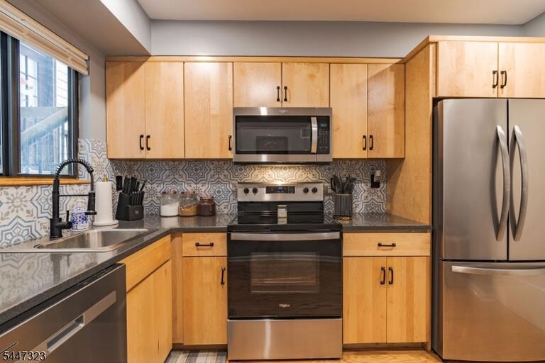 Property listing MLS 4041684 photo 3