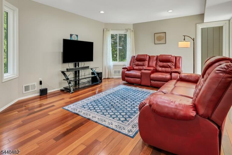 Property listing MLS 4043784 photo 9