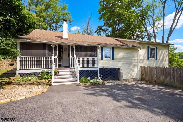 Property listing MLS 4046615 photo 2