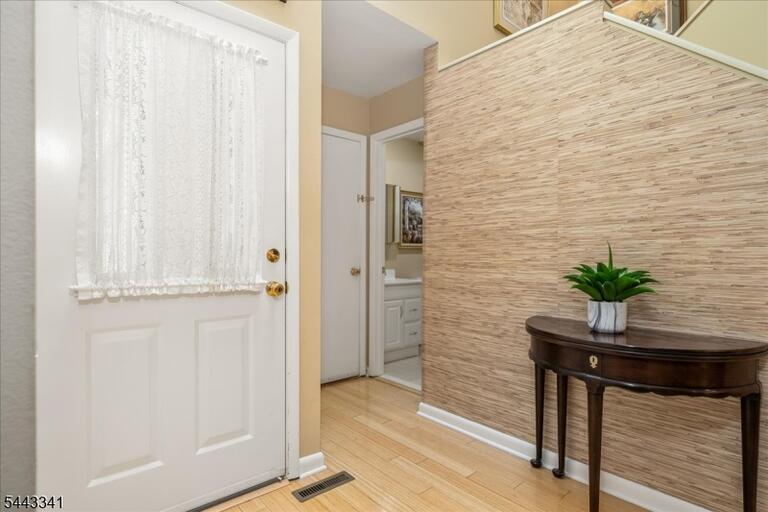 Property listing MLS 4047537 photo 3