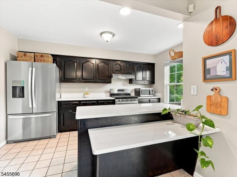 Property listing MLS 4048505 photo 3