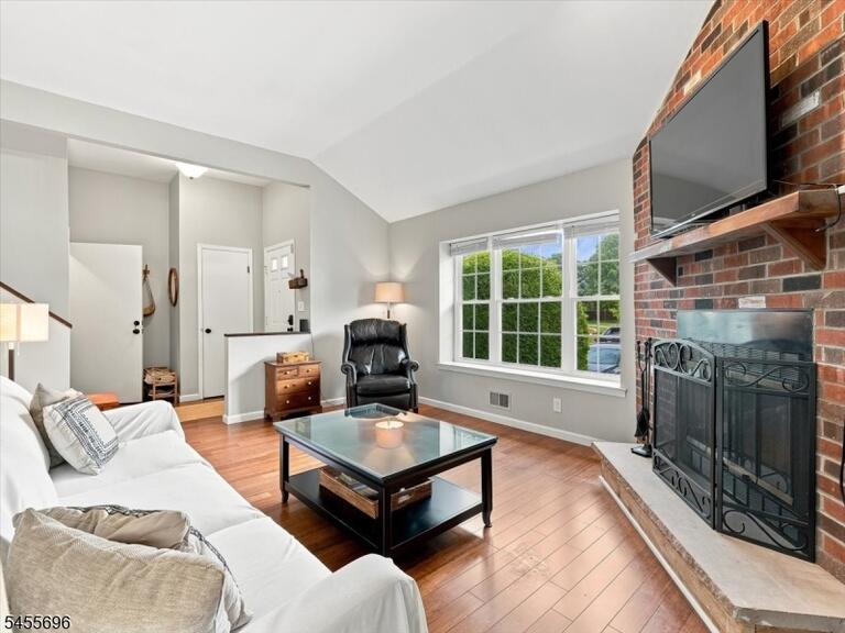 Property listing MLS 4048505 photo 8