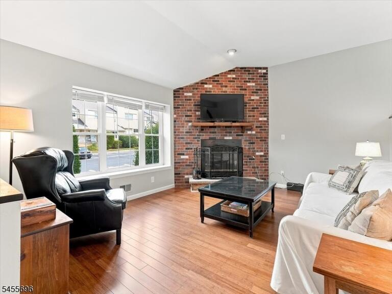 Property listing MLS 4048505 photo 9