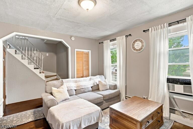 Property listing MLS 4048517 photo 5