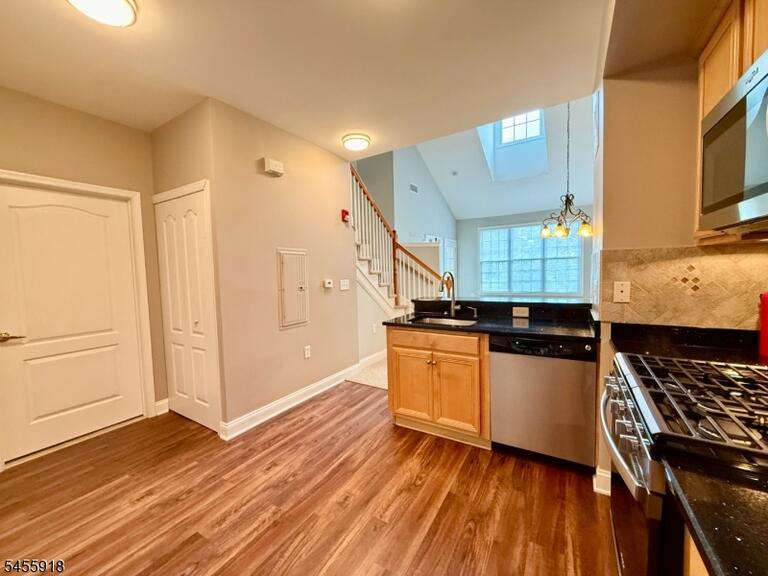 Property listing MLS 4048601 photo 4