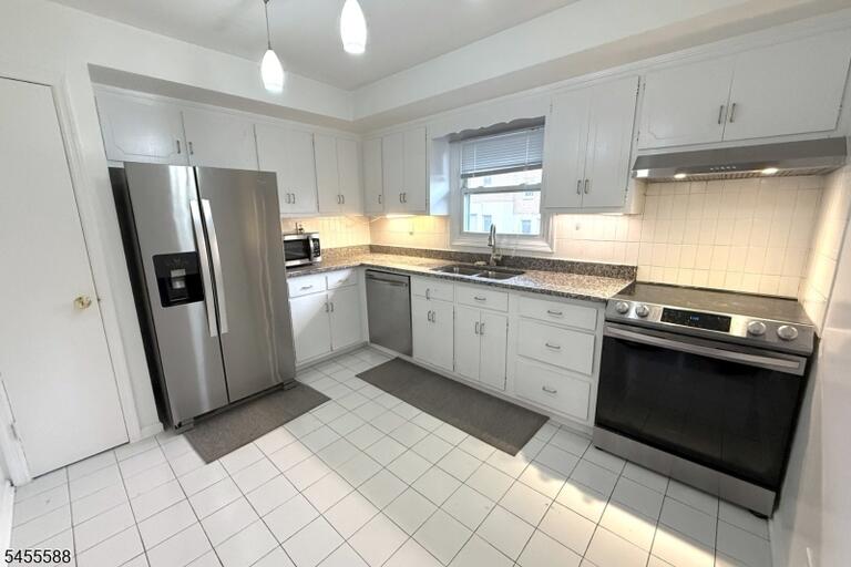 Property listing MLS 4048753 photo 3