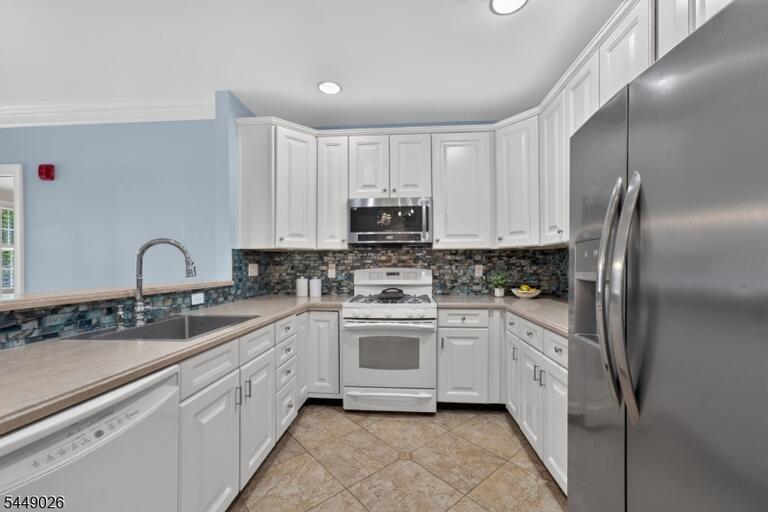 Property listing MLS 4048861 photo 2