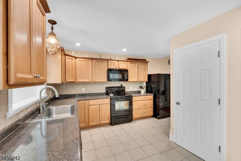 Property listing MLS 4048872 photo 3