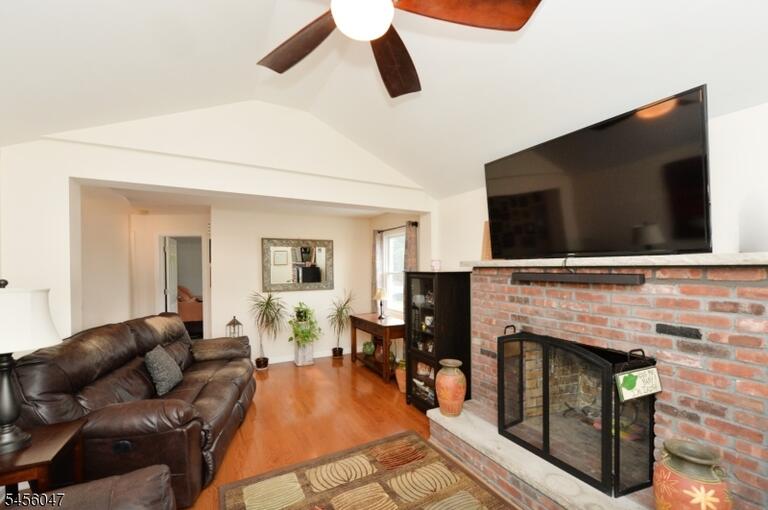 Property listing MLS 4048874 photo 14