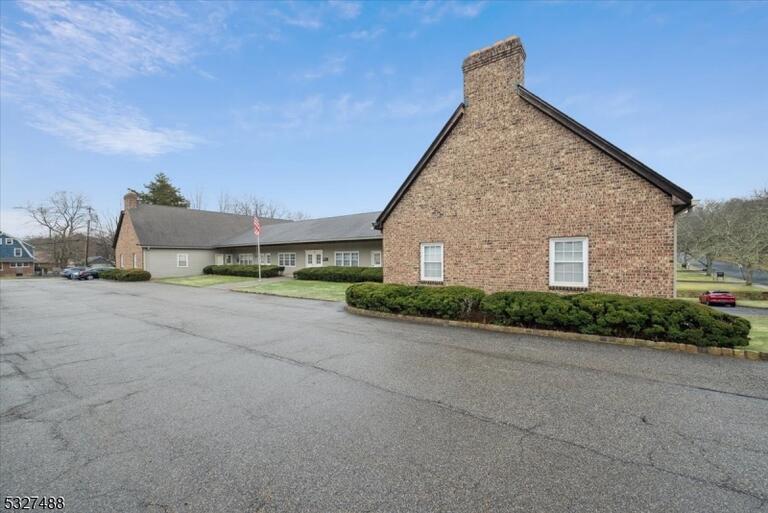 Property listing MLS 4048883 photo 2