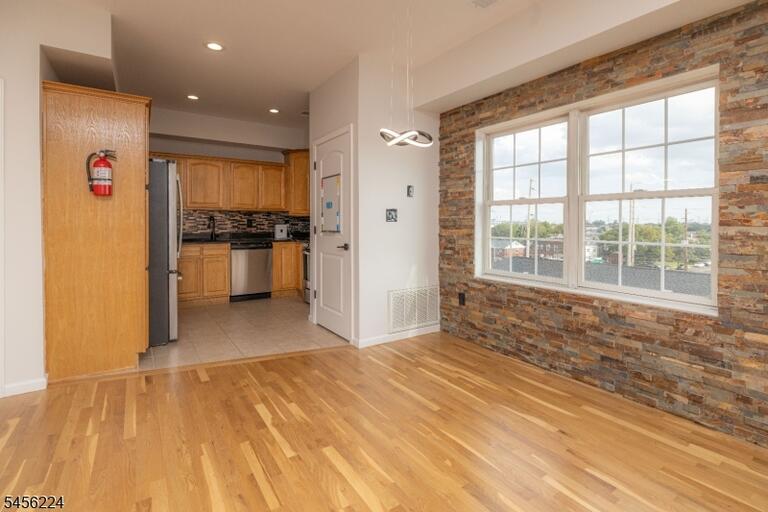 Property listing MLS 4048973 photo 1
