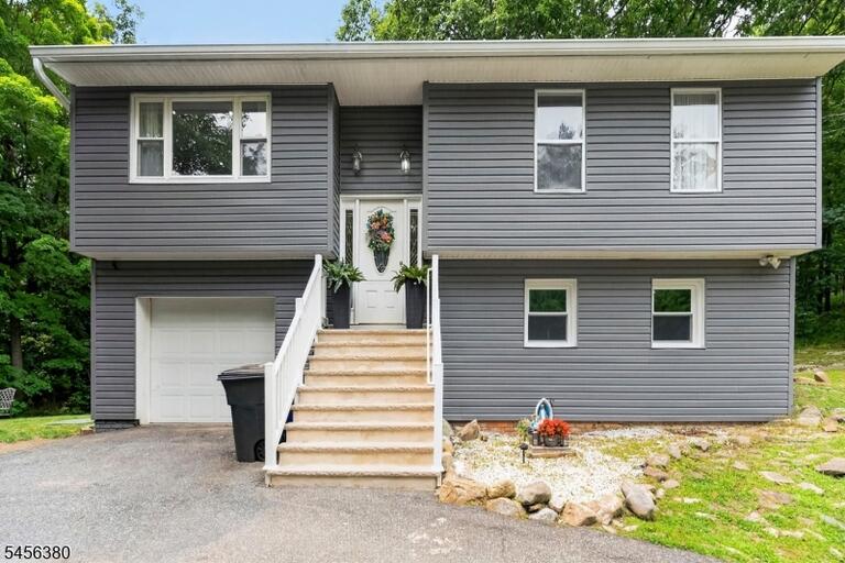 Property listing MLS 4048981 photo 1