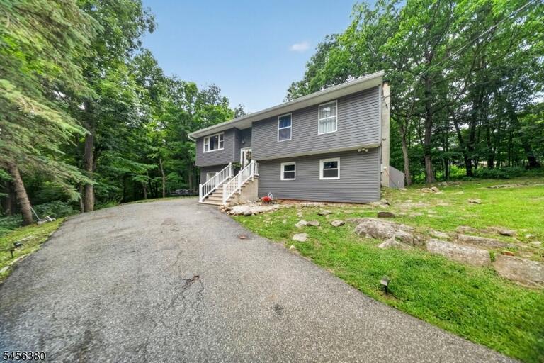 Property listing MLS 4048981 photo 2