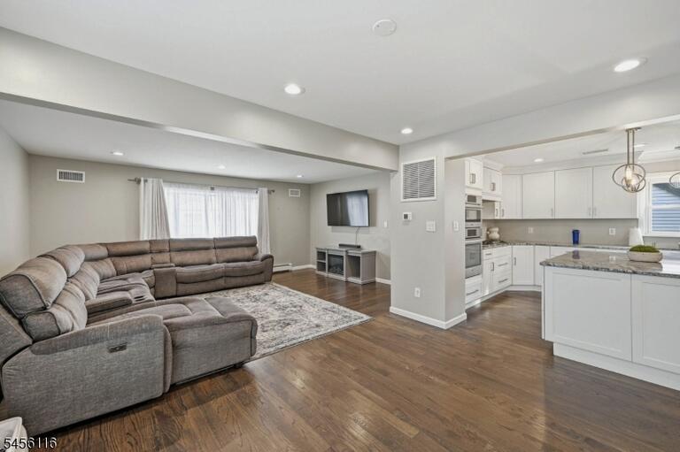 Property listing MLS 4048992 photo 5