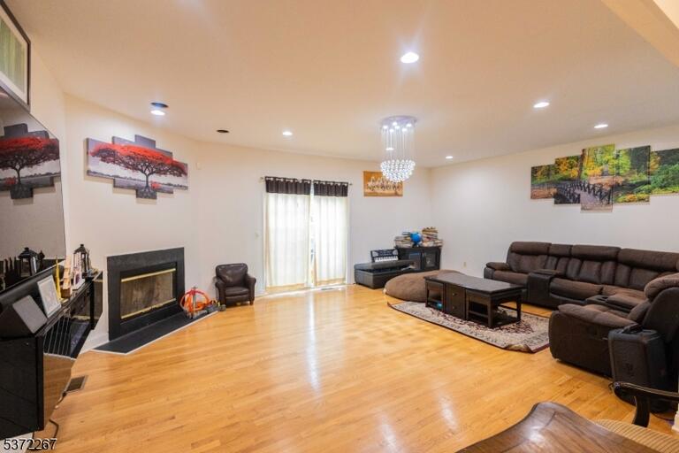 Property listing MLS 4049270 photo 3