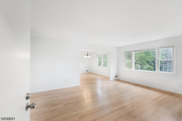 Property listing MLS 4049687 photo 3