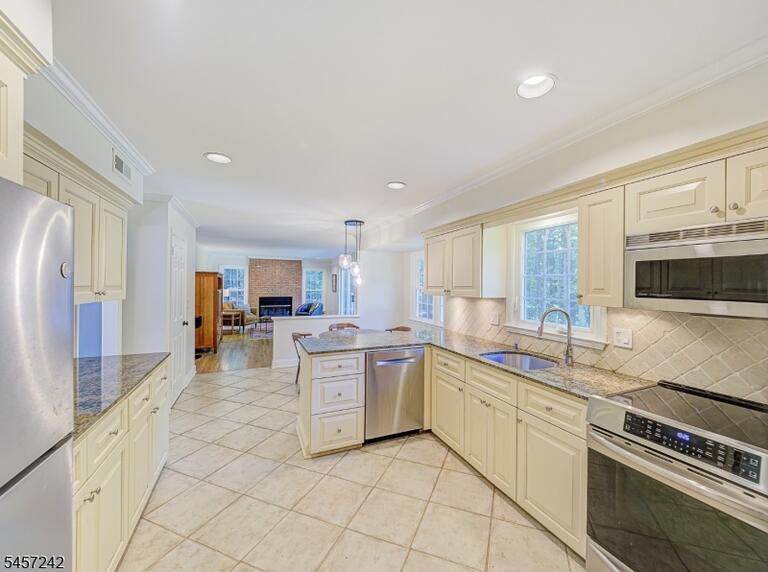 Property listing MLS 4049824 photo 3
