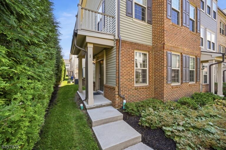 Property listing MLS 4050001 photo 2