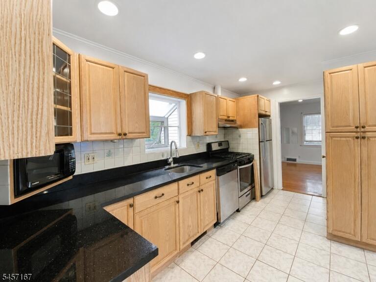 Property listing MLS 4050003 photo 6