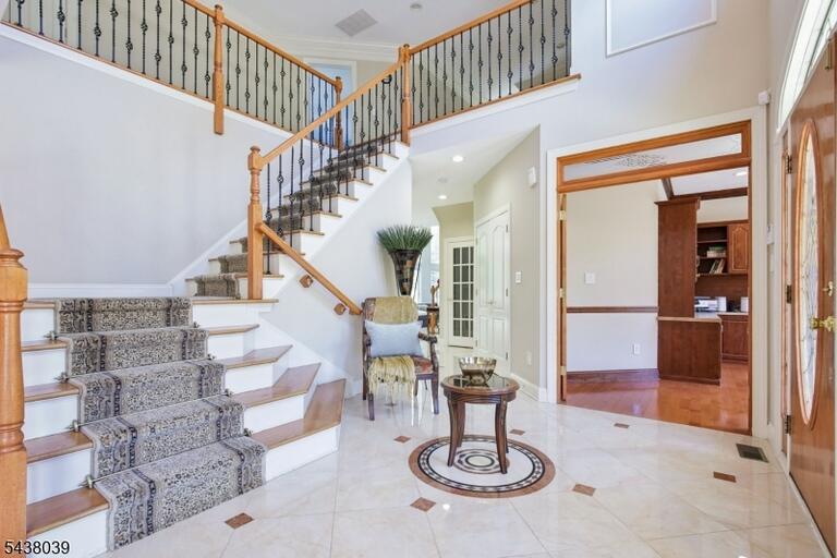 Property listing MLS 4050009 photo 4