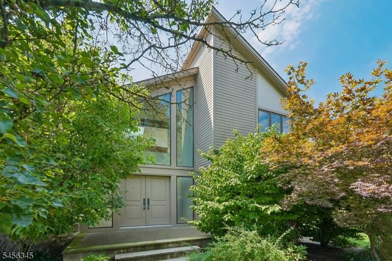 Property listing MLS 4050033 photo 4