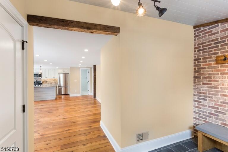 Property listing MLS 4050059 photo 5