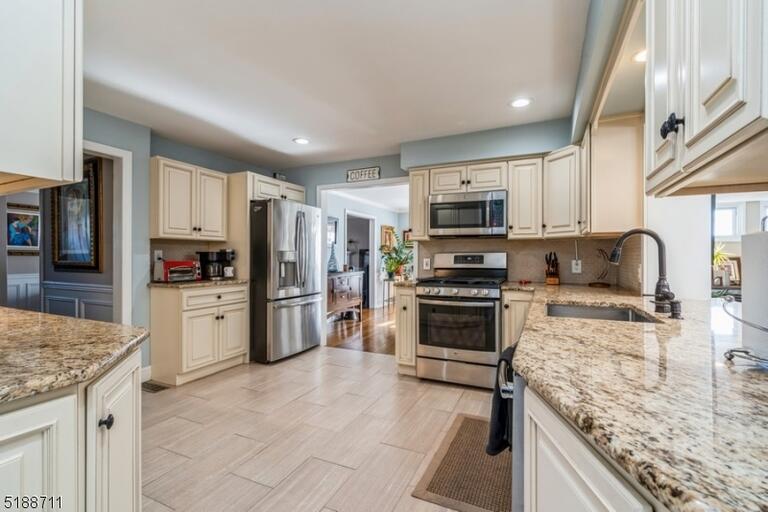 Property listing MLS 4050060 photo 10