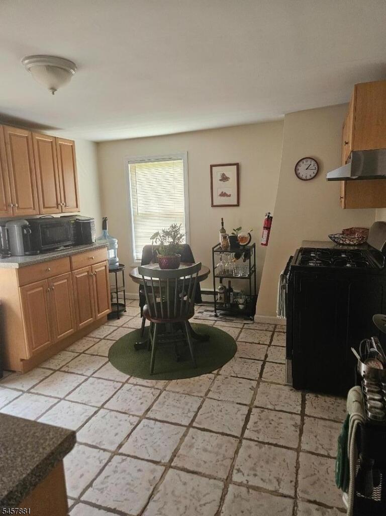 Property listing MLS 4050184 photo 2