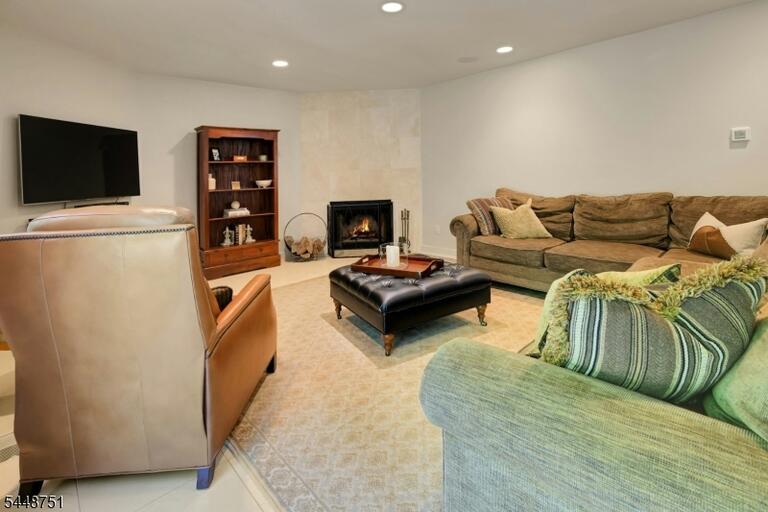 Property listing MLS 4050220 photo 14