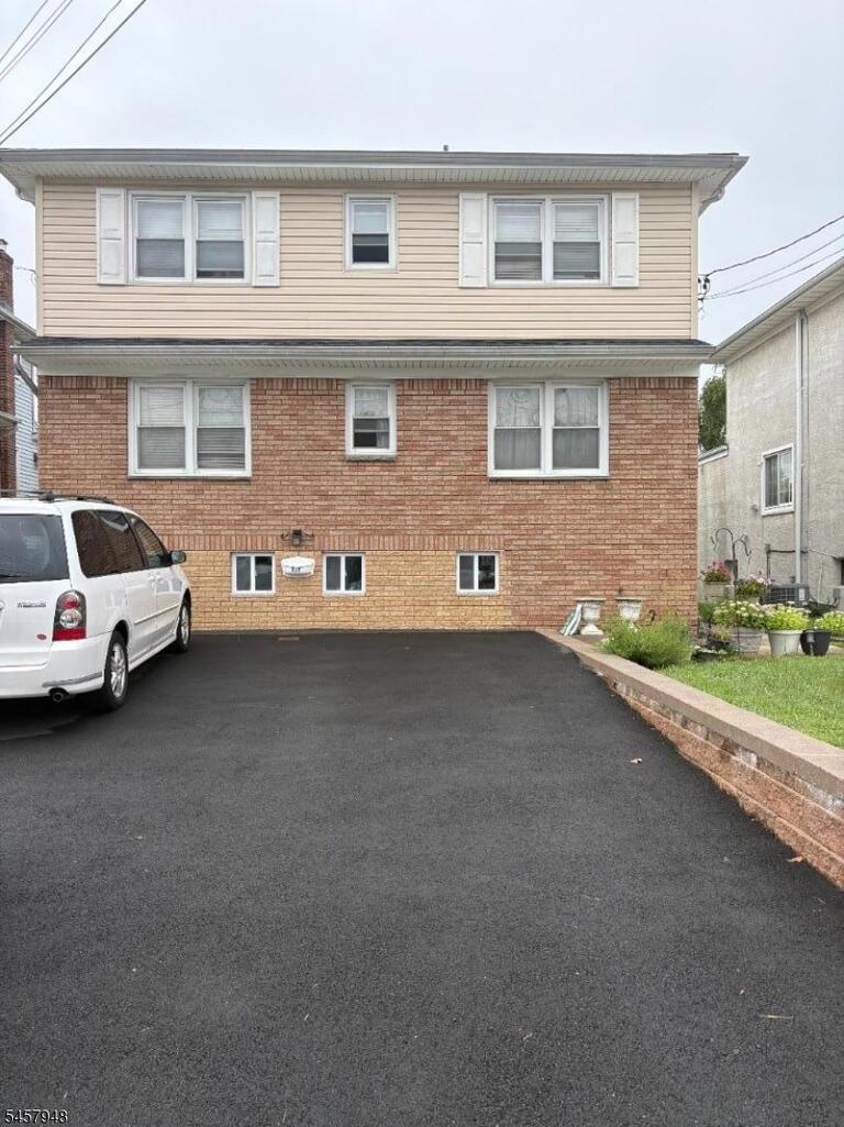 Property listing MLS 4050241 photo 1