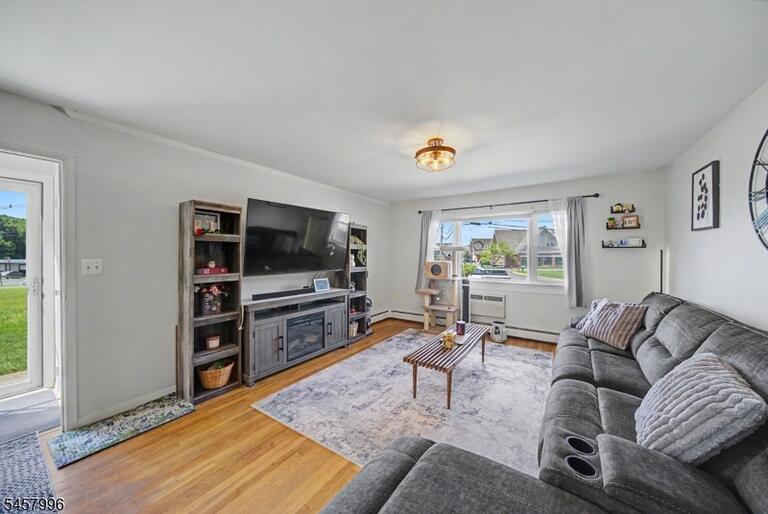 Property listing MLS 4050288 photo 3